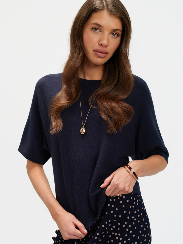 Granatowy sweter z luźnymi rękawami 