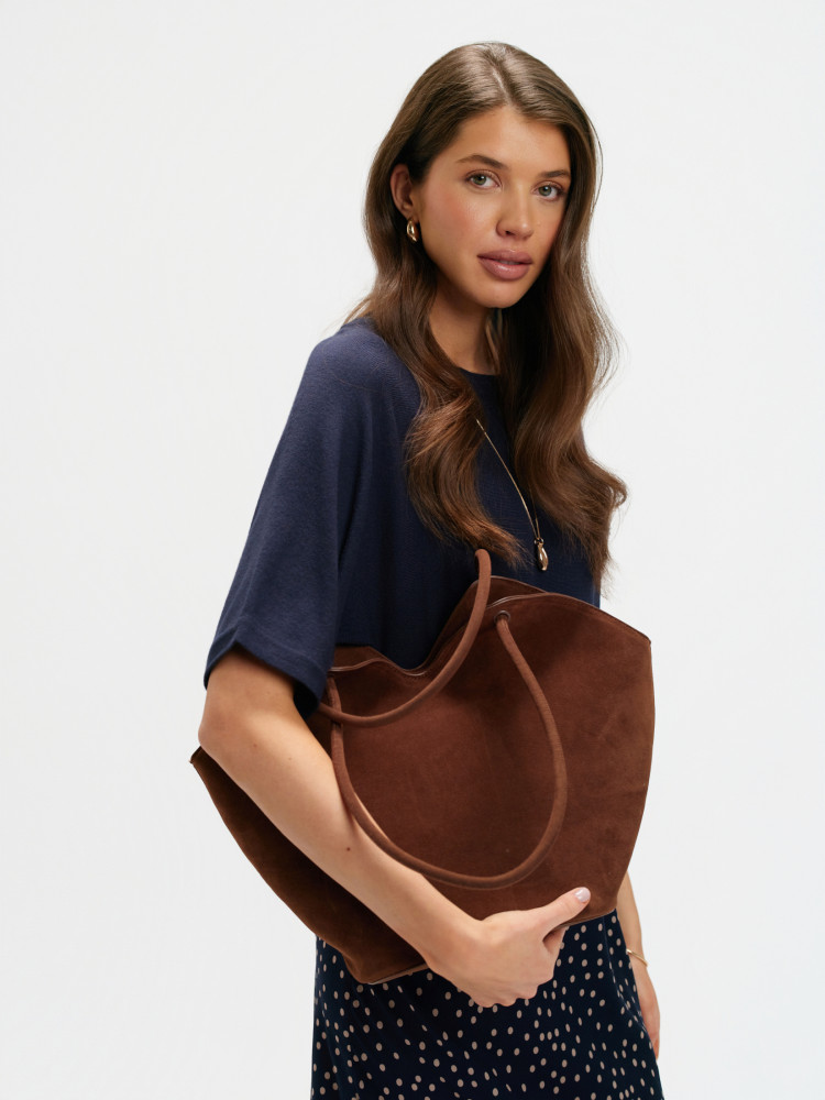 Granatowy sweter z luźnymi rękawami 