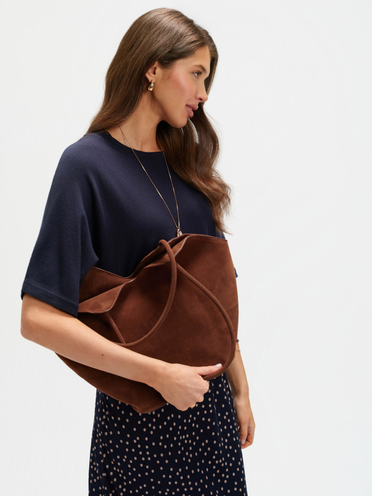 Granatowy sweter z luźnymi rękawami 