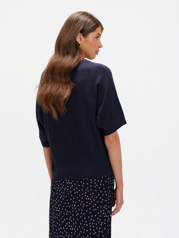 Granatowy sweter z luźnymi rękawami 