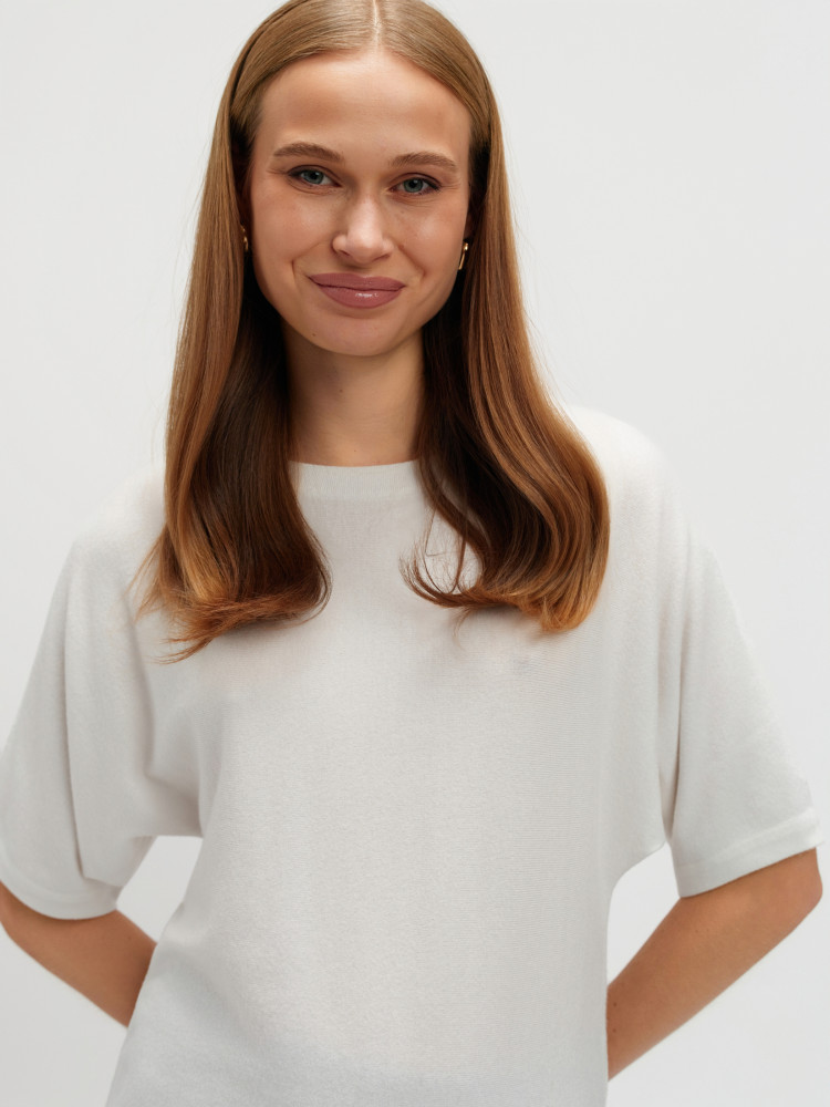 Biały sweter z rękawami typu nietoperz 