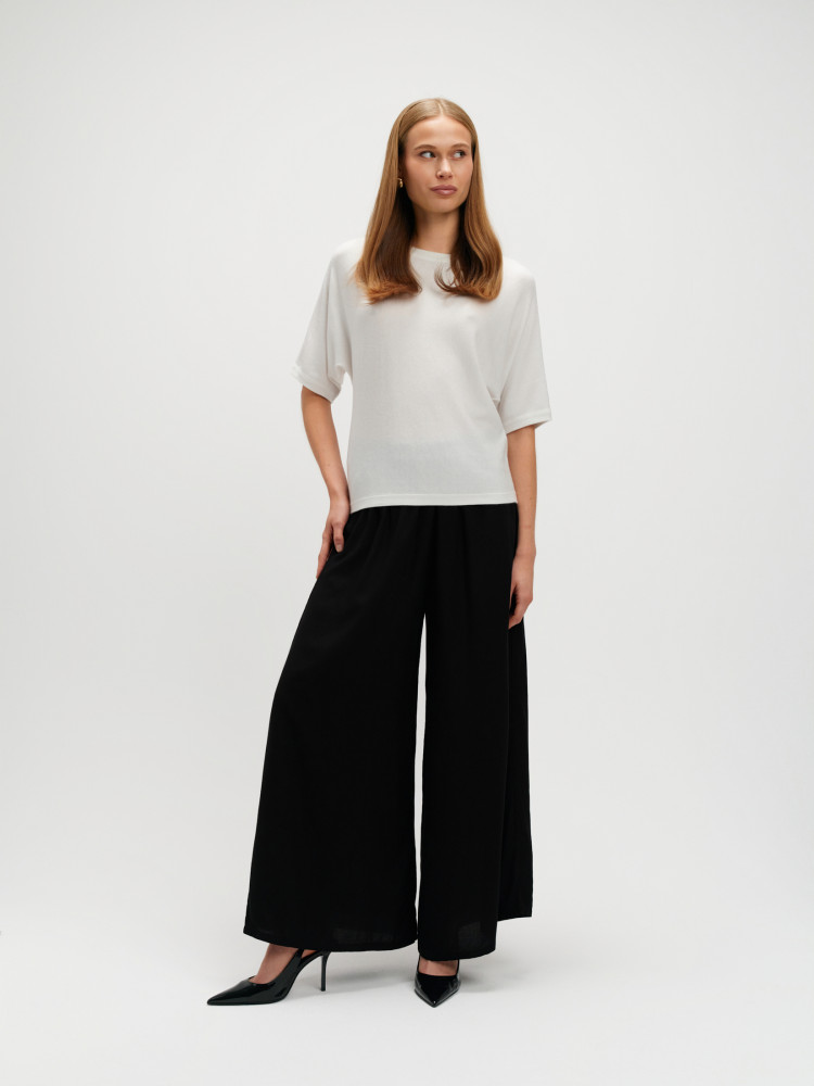 Biały sweter z rękawami typu nietoperz 