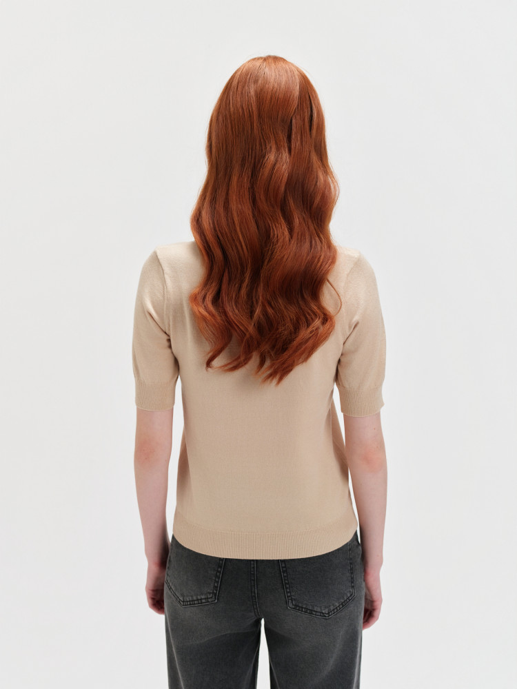 Beżowy dopasowany sweter krótki rękaw 