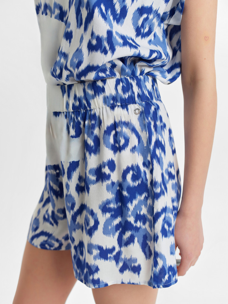 Niebieskie szorty z printem 