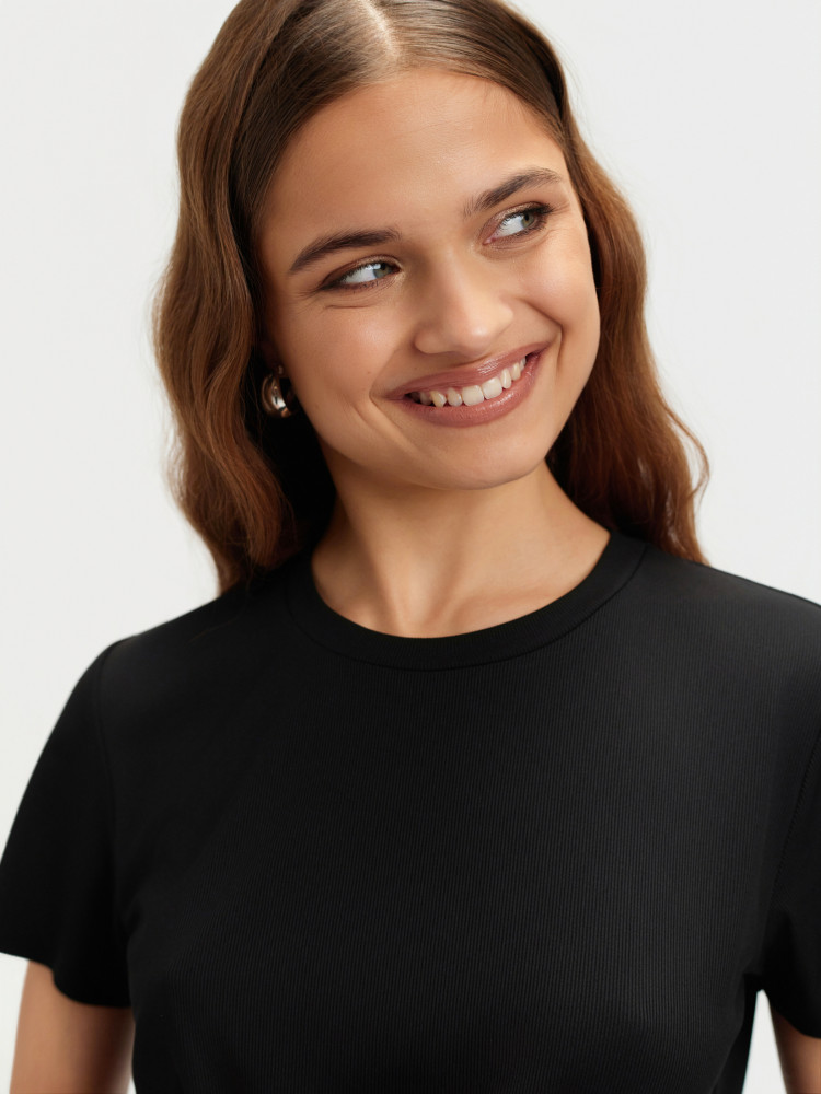 Prążkowany czarny t-shirt 