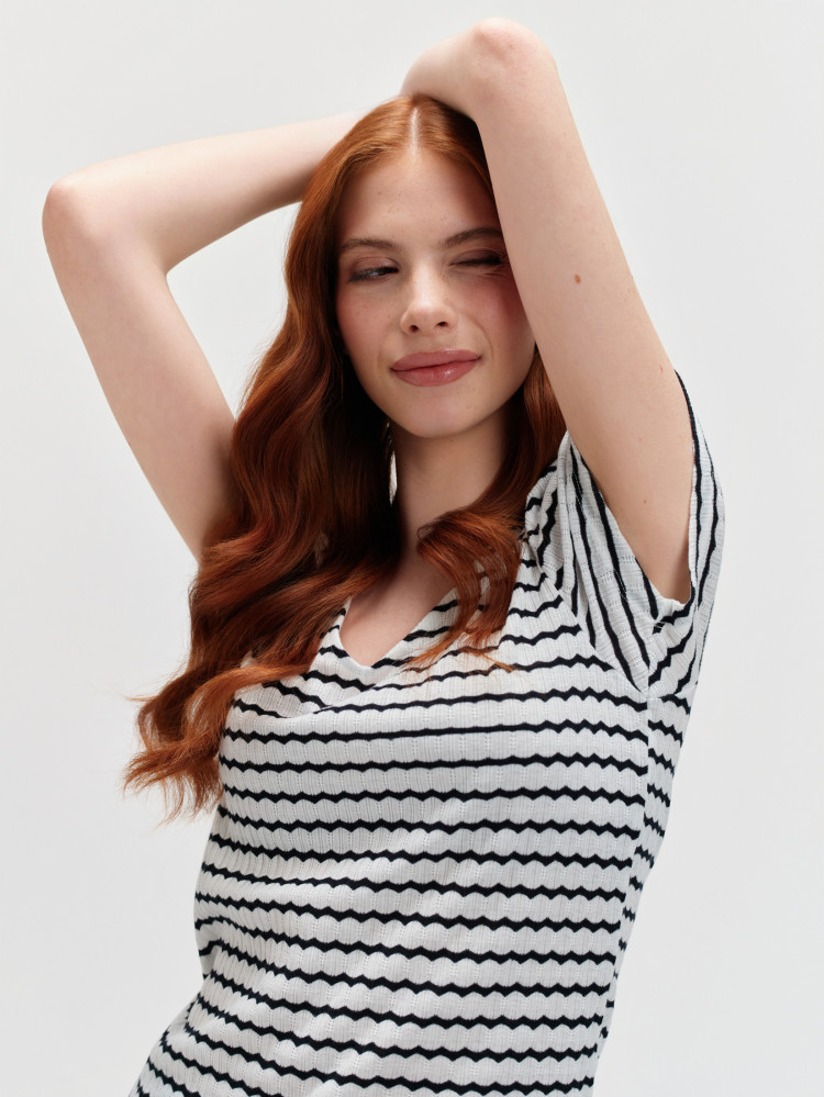 Top w paski z dekoltem w serek 