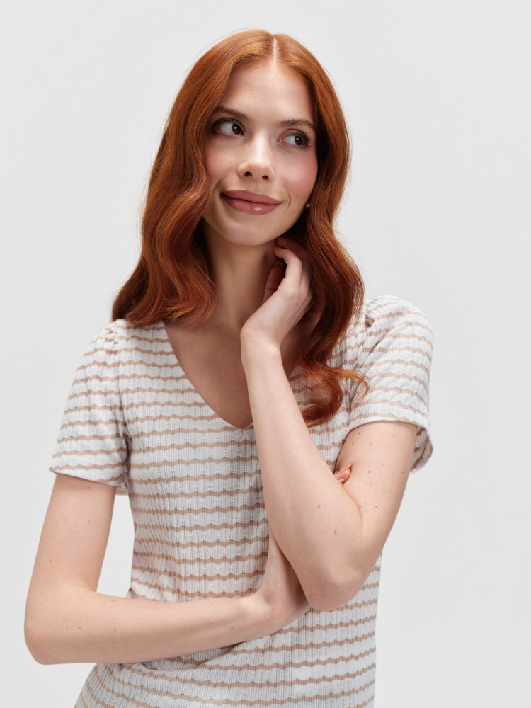 Top w beżowe paski z dekoltem w serek 