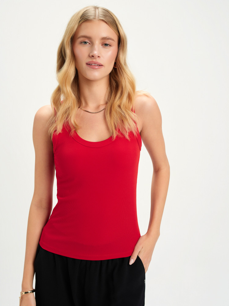 Czerwony top na ramiączkach 