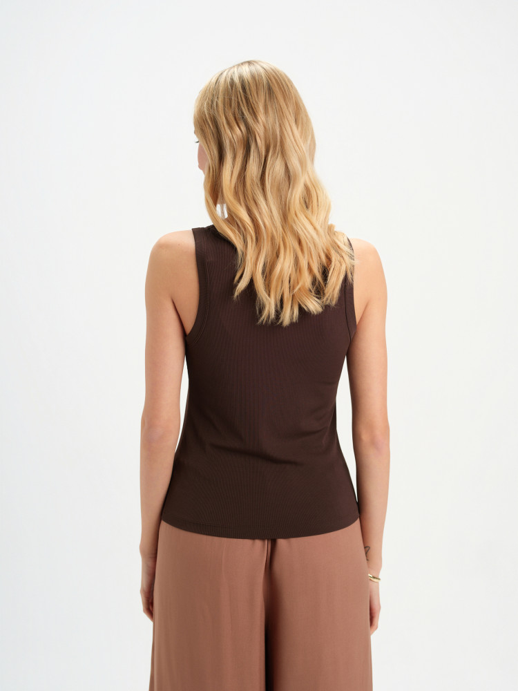 Top na ramiączkach w kolorze ciemnej czekolady 