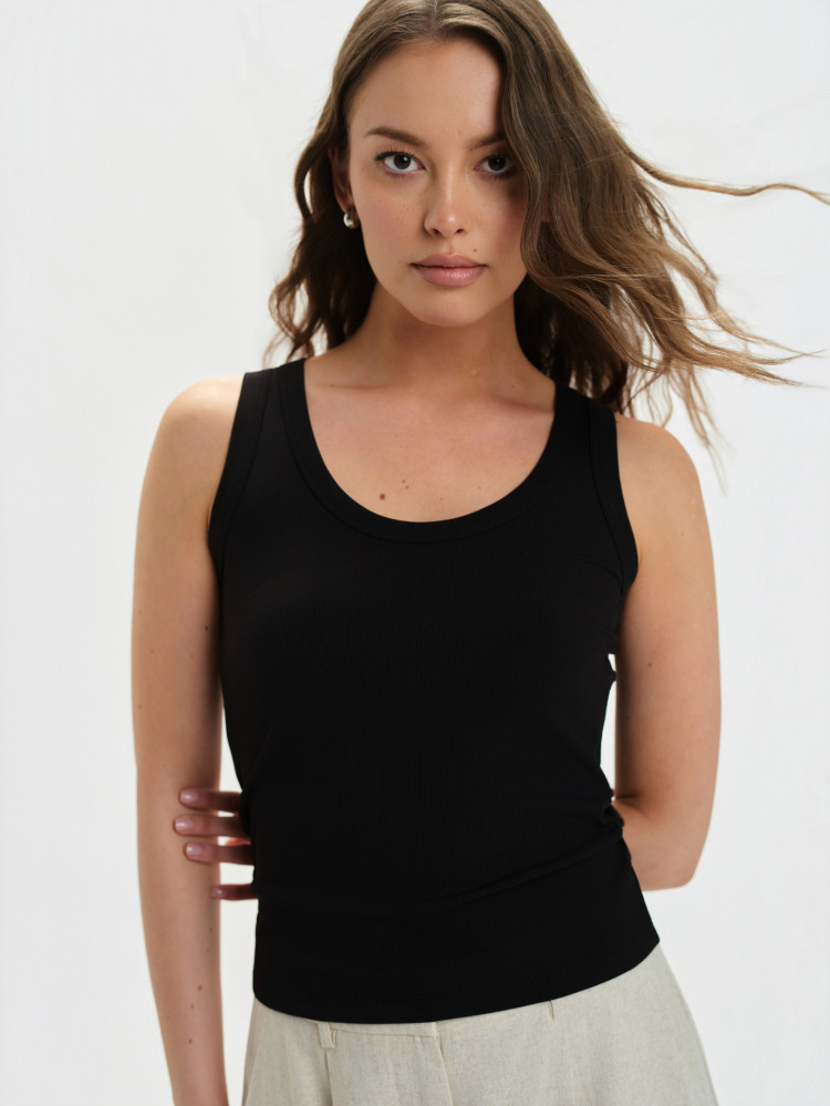 Czarny top na ramiączkach 