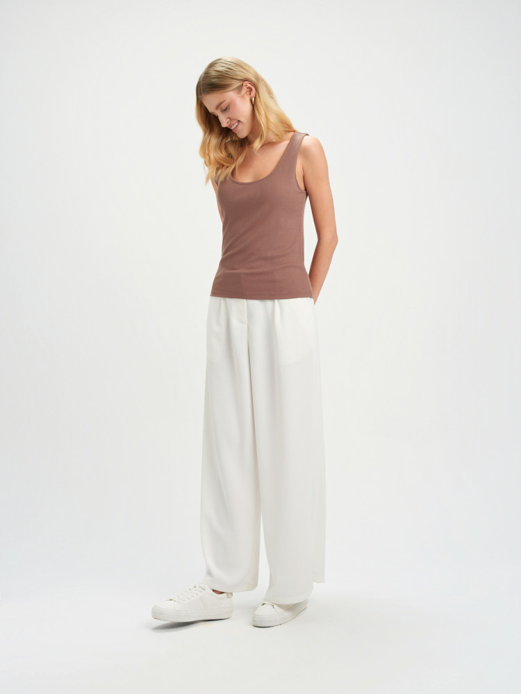 Beżowy top na ramiączkach 