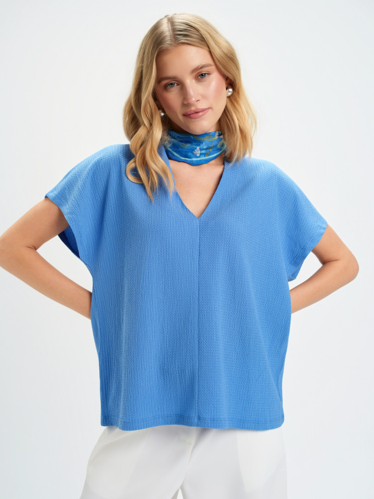 Niebieski top z dekoltem w serek 