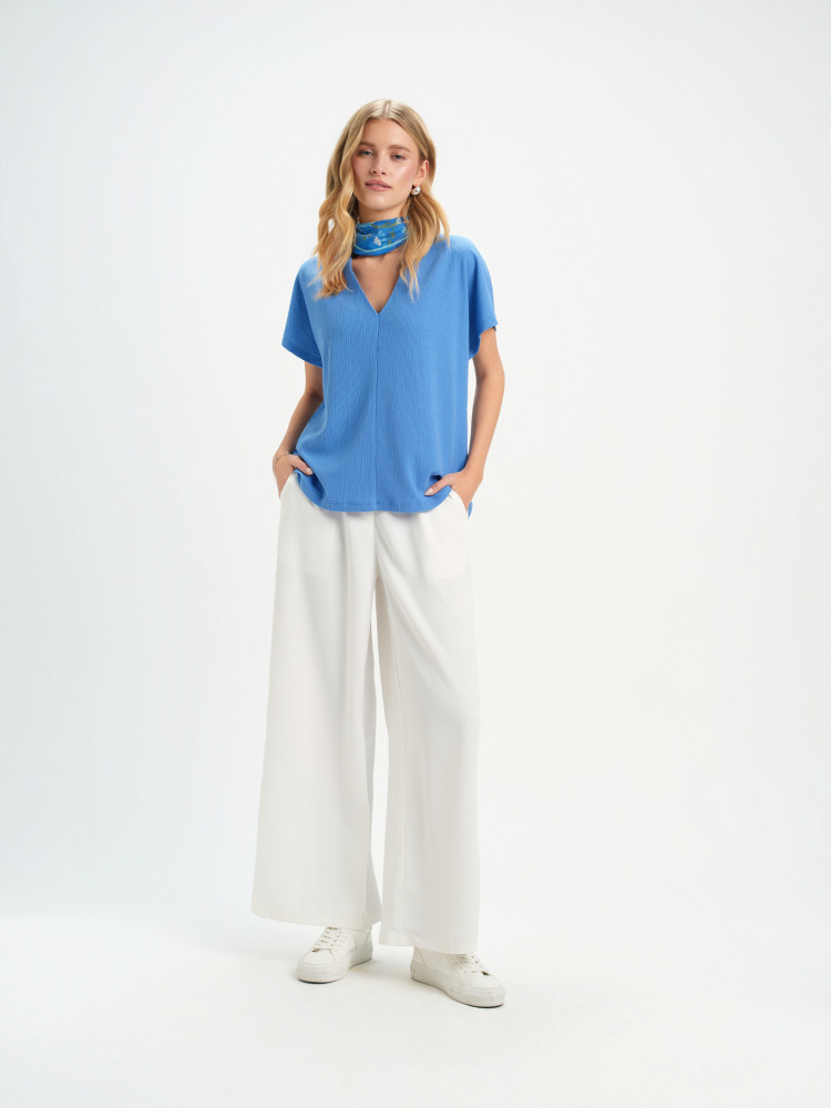 Niebieski top z dekoltem w serek 