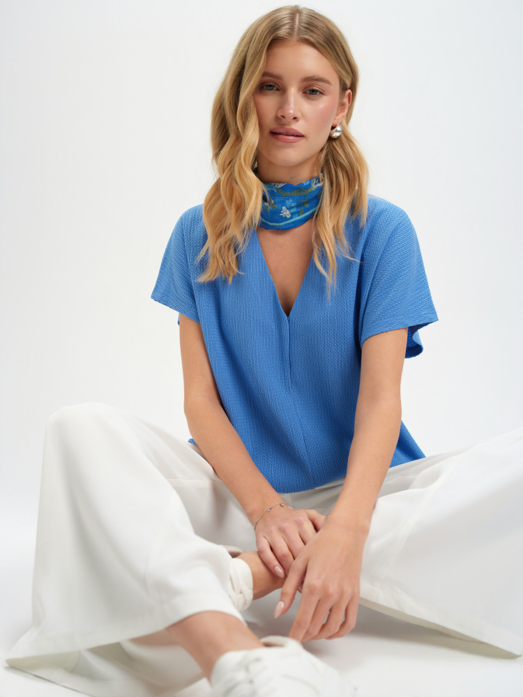 Niebieski top z dekoltem w serek 