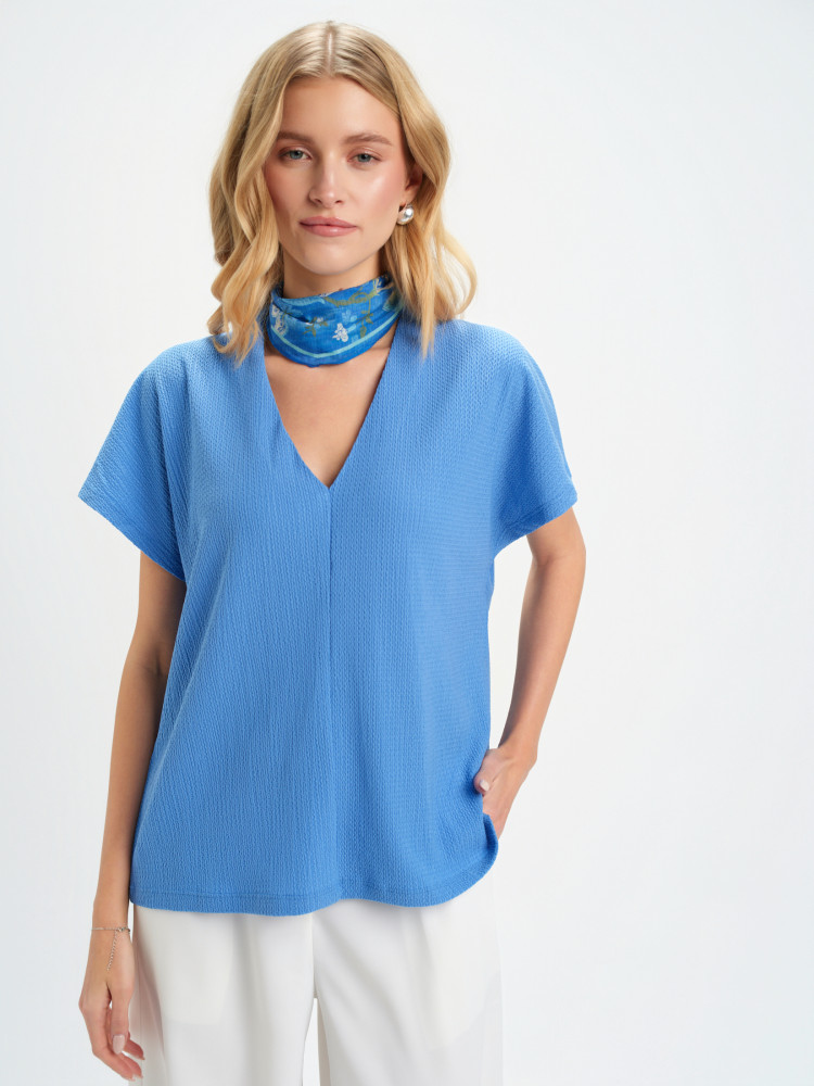 Niebieski top z dekoltem w serek 