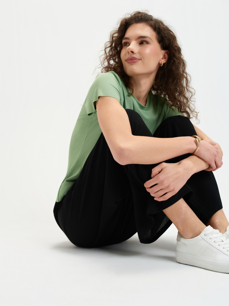 Oliwkowy top w prążki 