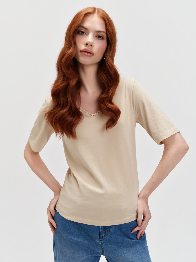 Beżowy top z dekoltem w serek 