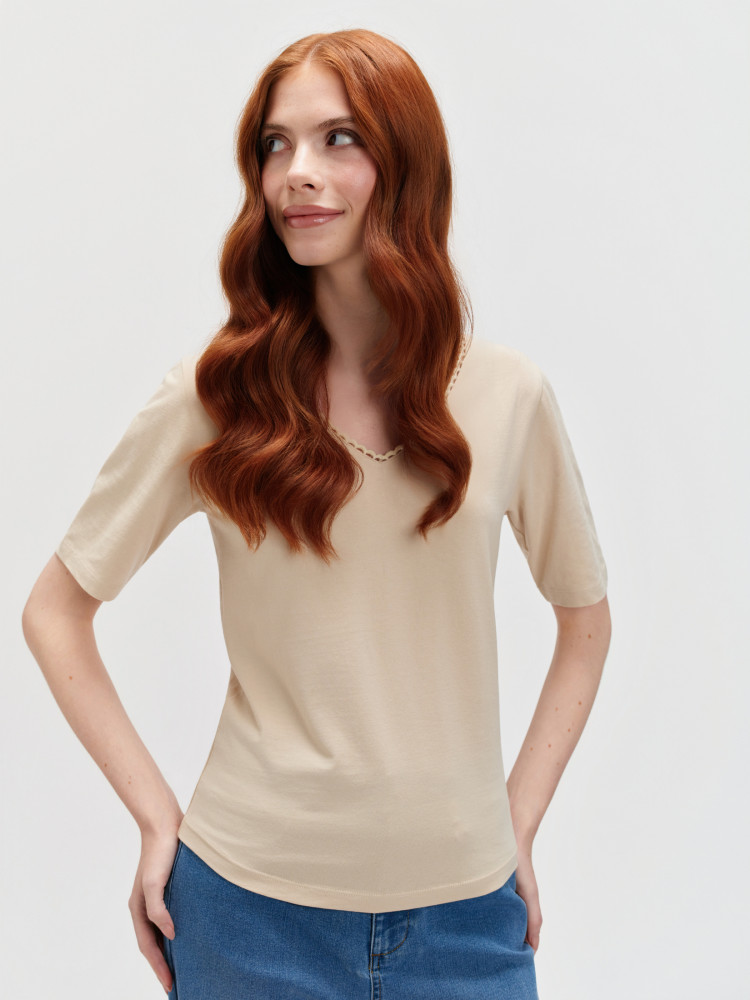 Beżowy top z dekoltem w serek 