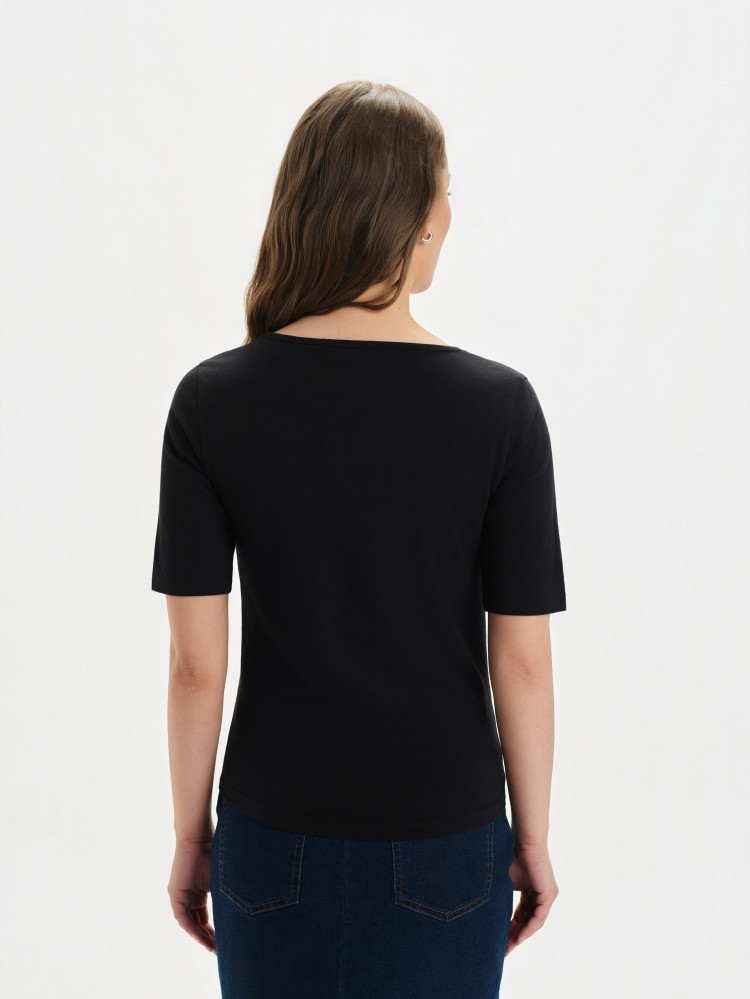 Czarny dopasowany top z dekoltem w serek 