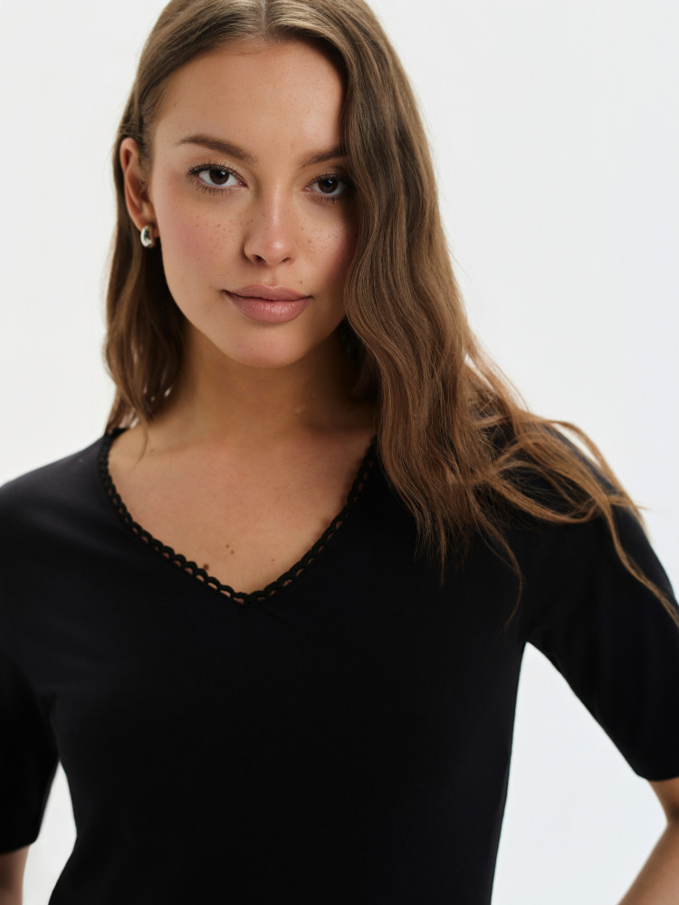 Czarny dopasowany top z dekoltem w serek 