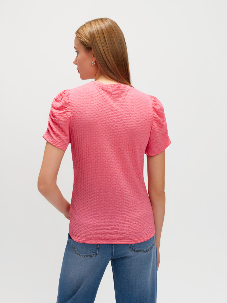 Różowy top z fakturą z marszczonym rękawem