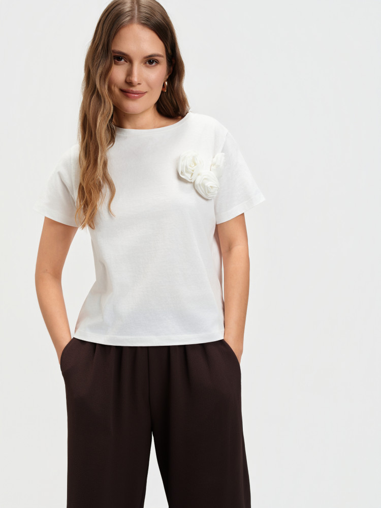 Biały top z różą 