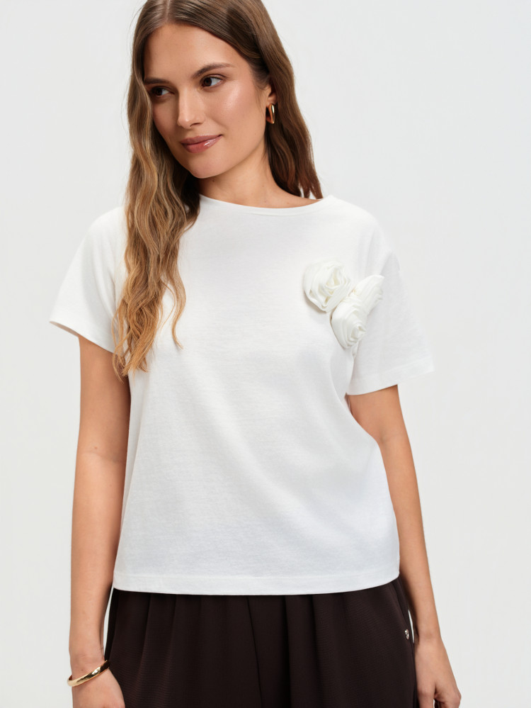 Biały top z różą 