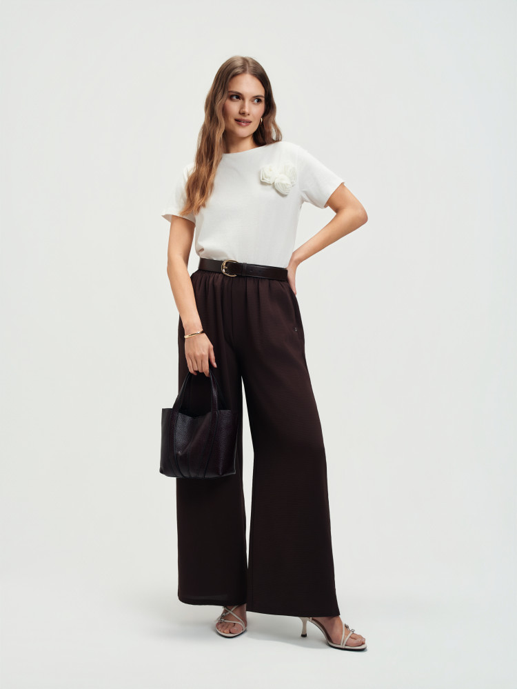 Biały top z różą 