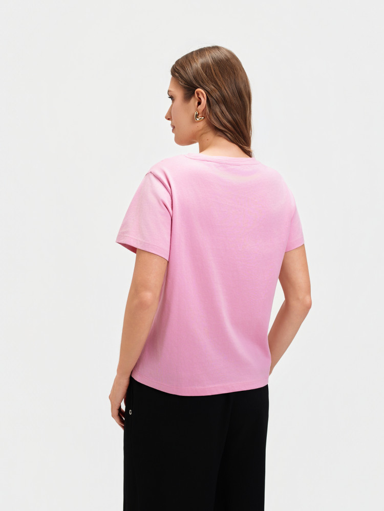 Pastelowo-różowy top z kwiatem