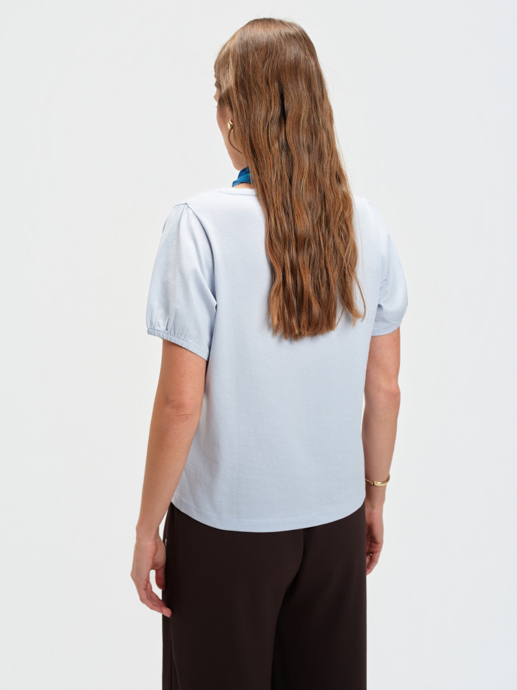 Błękitny top z krótkim bufiastym rękawem 