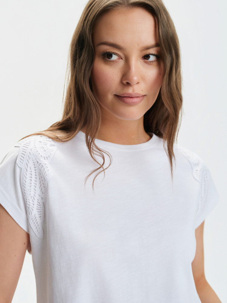Biały top z haftem 