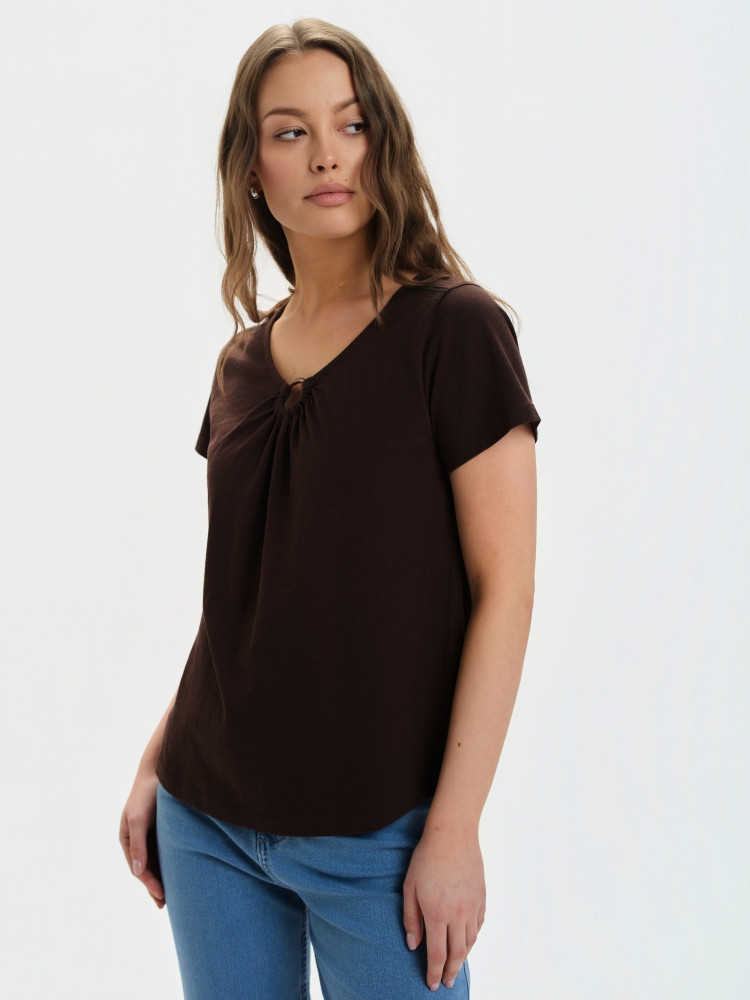 Ciemnobrązowy top z aplikacją przy dekolcie 