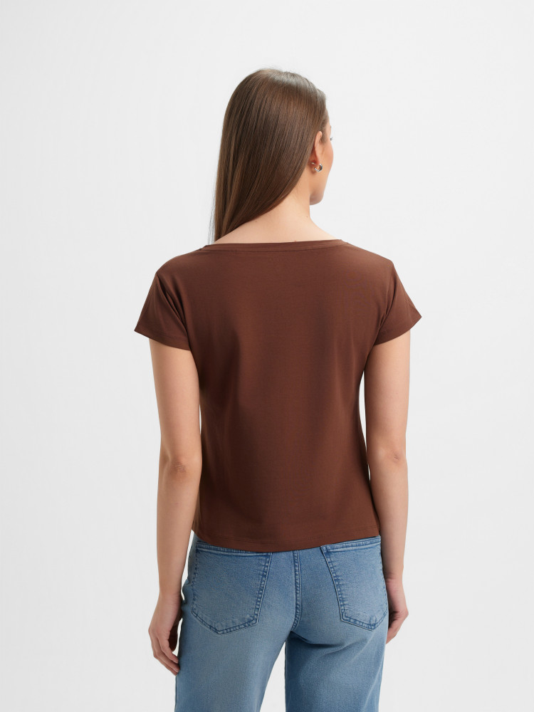 Brązowy t-shirt z dekoltem w serek 