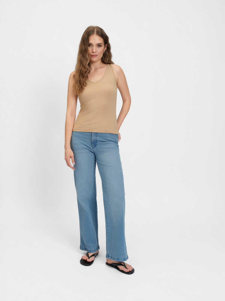 Beżowy top na ramiączkach z dekoltem v-neck