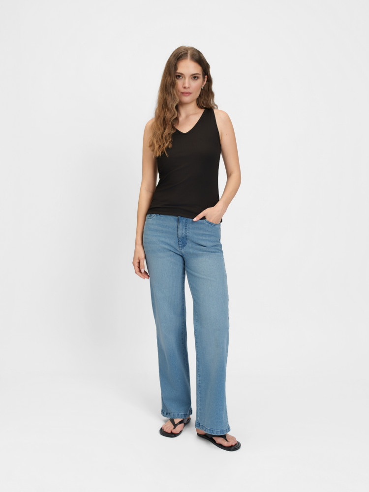 Czarny top na ramiączkach z dekoltem v-neck