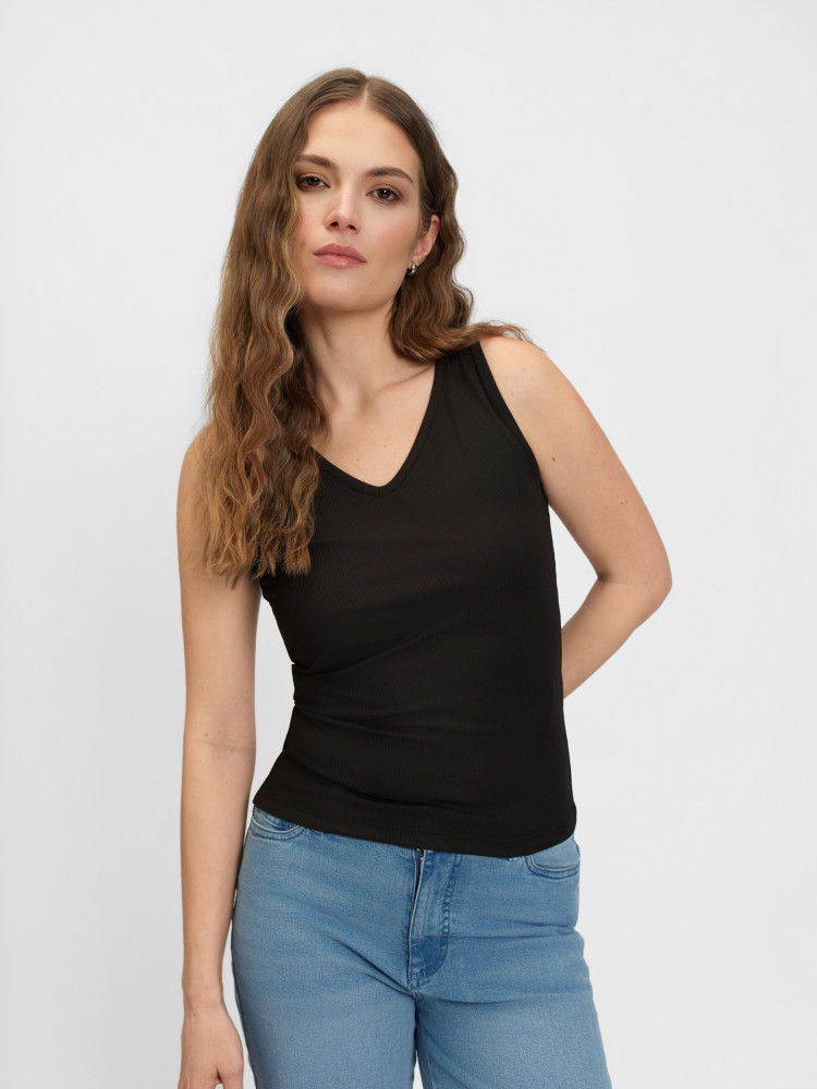 Czarny top na ramiączkach z dekoltem v-neck