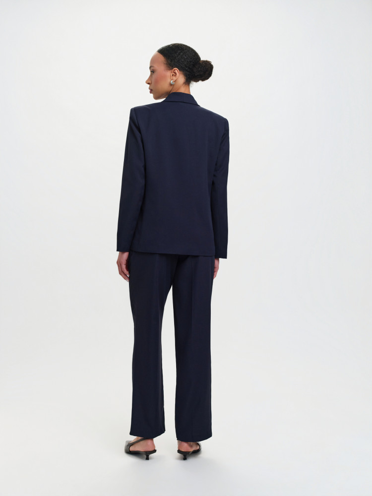 Granatowy dwurzędowy żakiet 