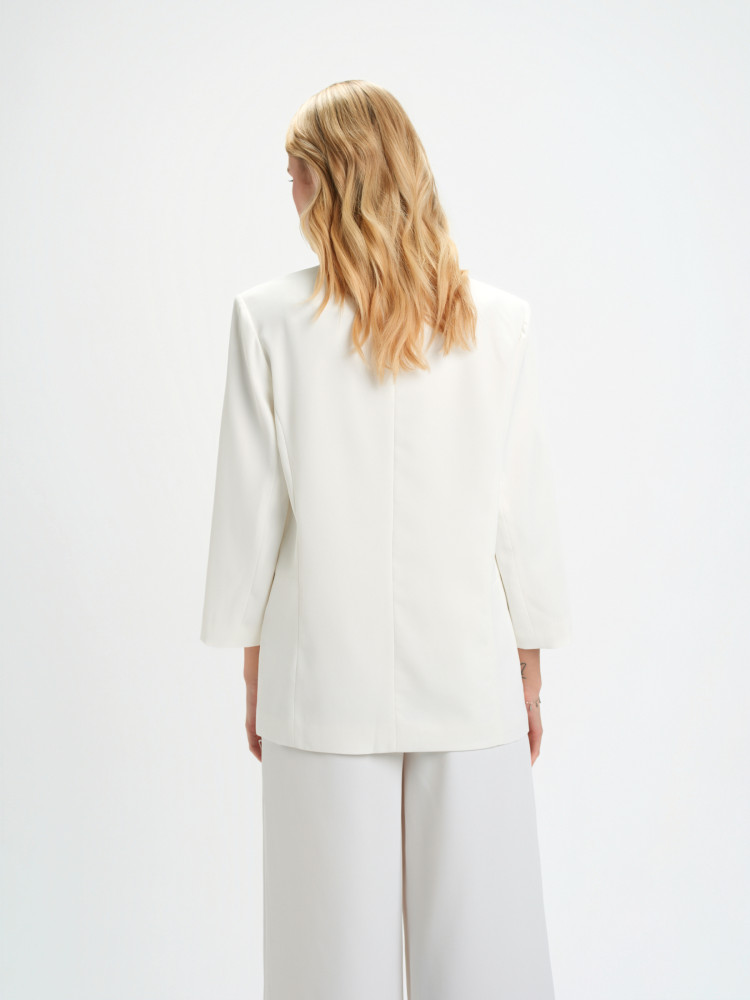 Biały żakiet z szalowym kołnierzem