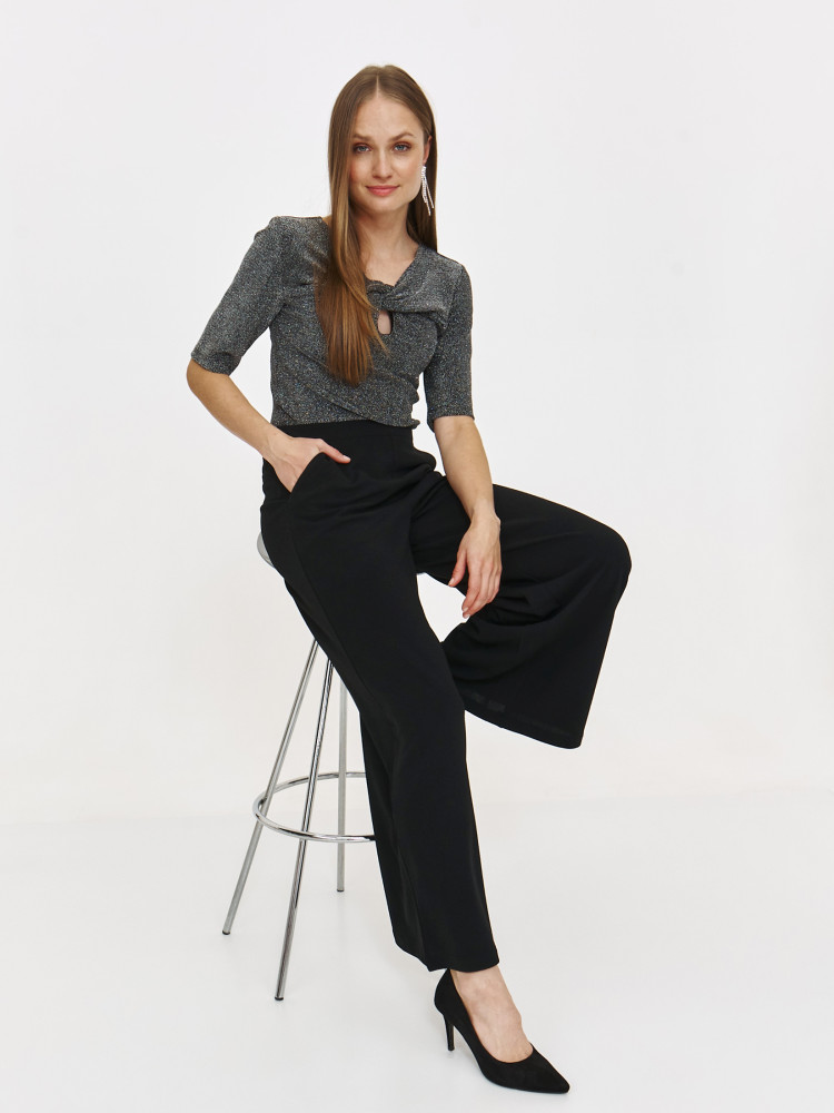 Bluzka z węzłem na dekolcie