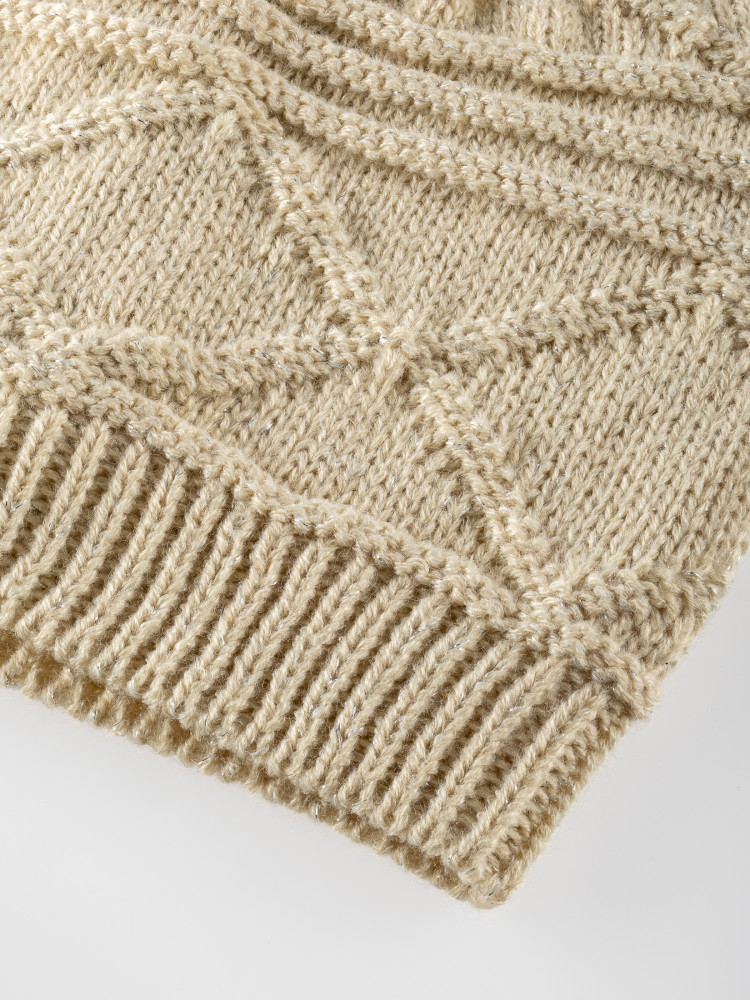 Czapka beżowa z wyraźnym splotem 