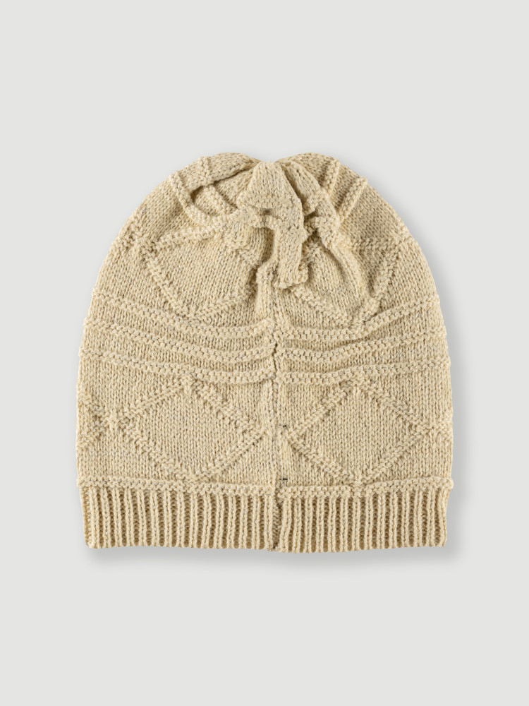 Czapka beżowa z wyraźnym splotem 