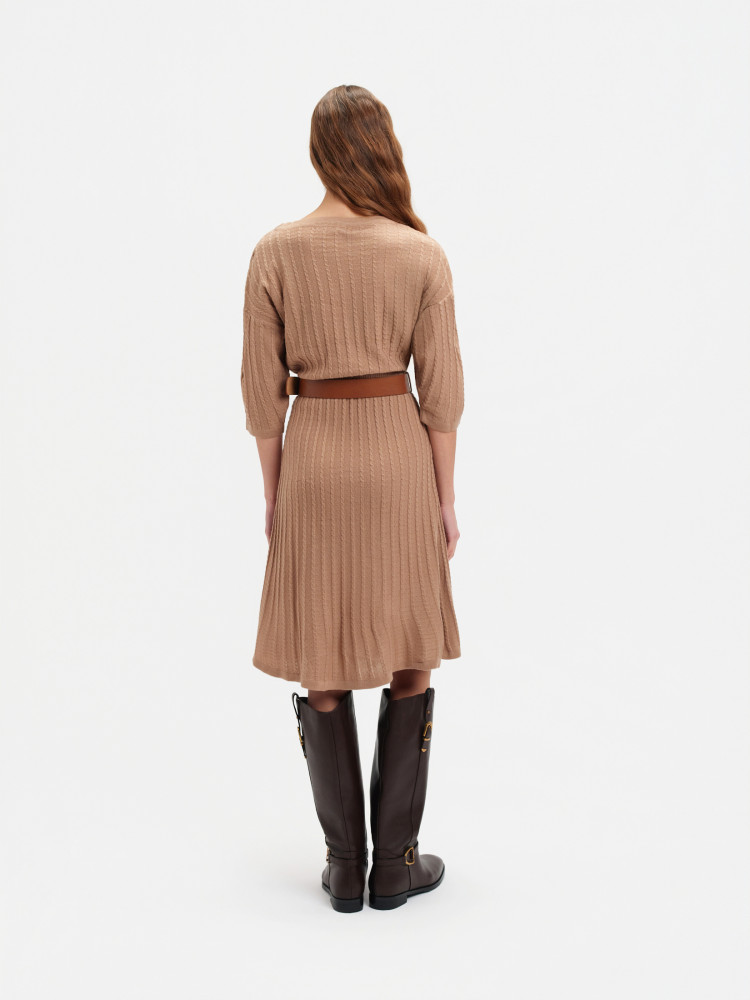 Beżowa sukienka z prążkowanej dzianiny BLOKADA 