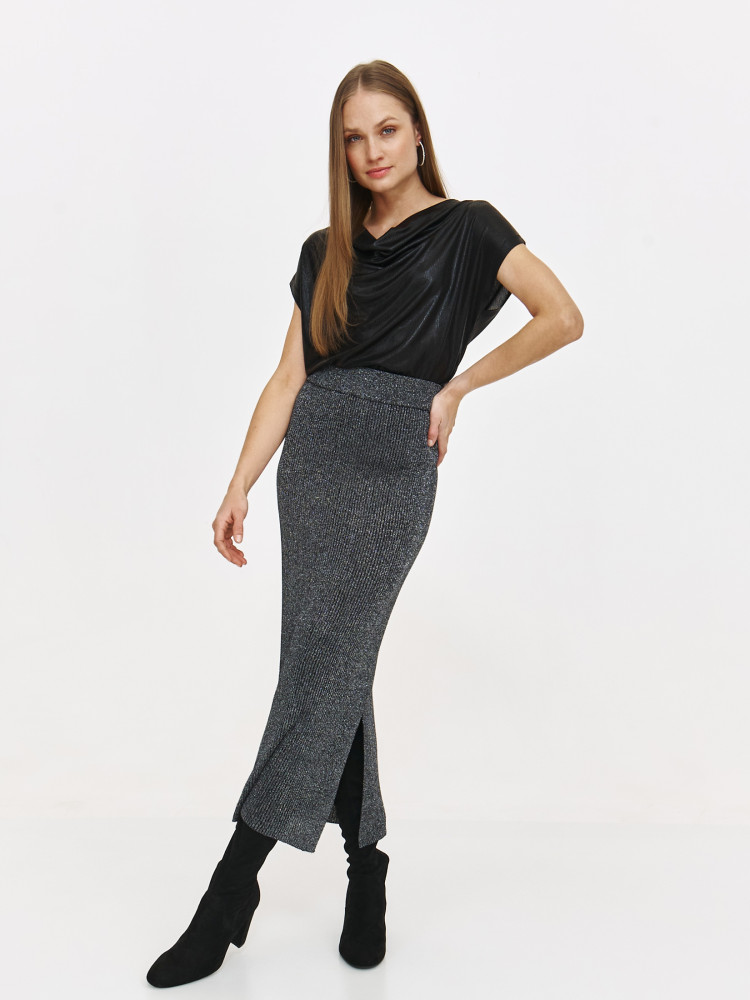 Elegancka czarna bluzka z kaskadowym dekoltem 