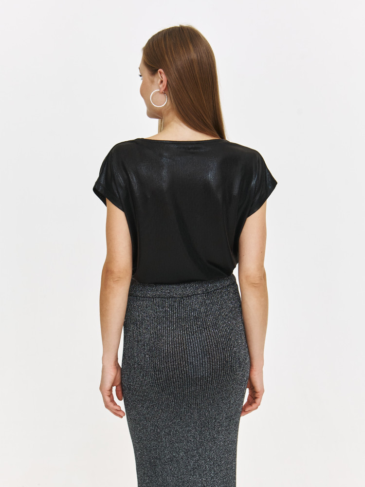 Elegancka czarna bluzka z kaskadowym dekoltem 