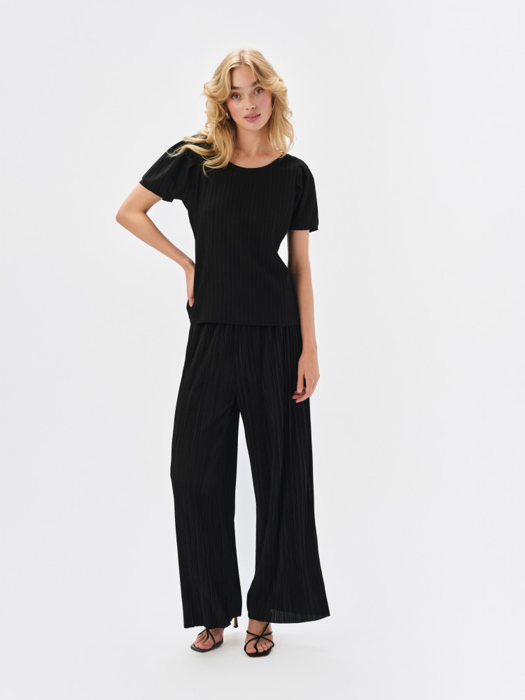 Czarna bluzka z bufiastym rękawem 