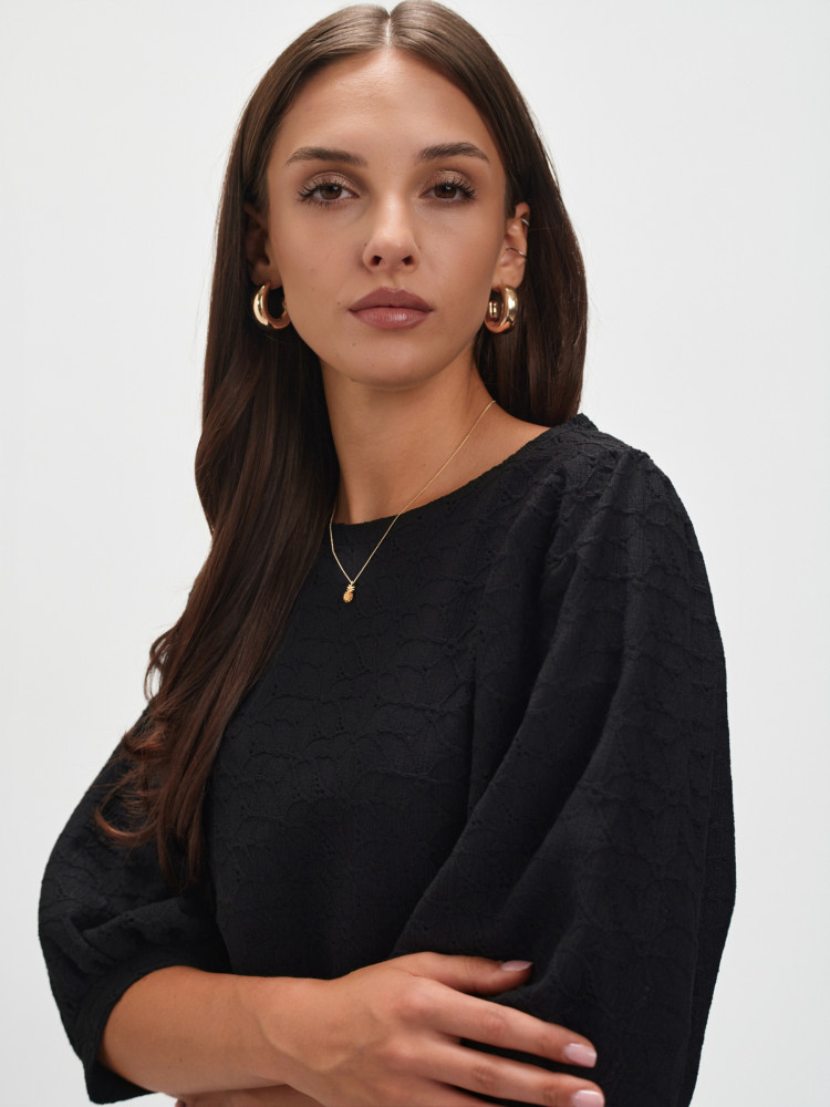 Czarna bluzka z bufiastym rękawem 