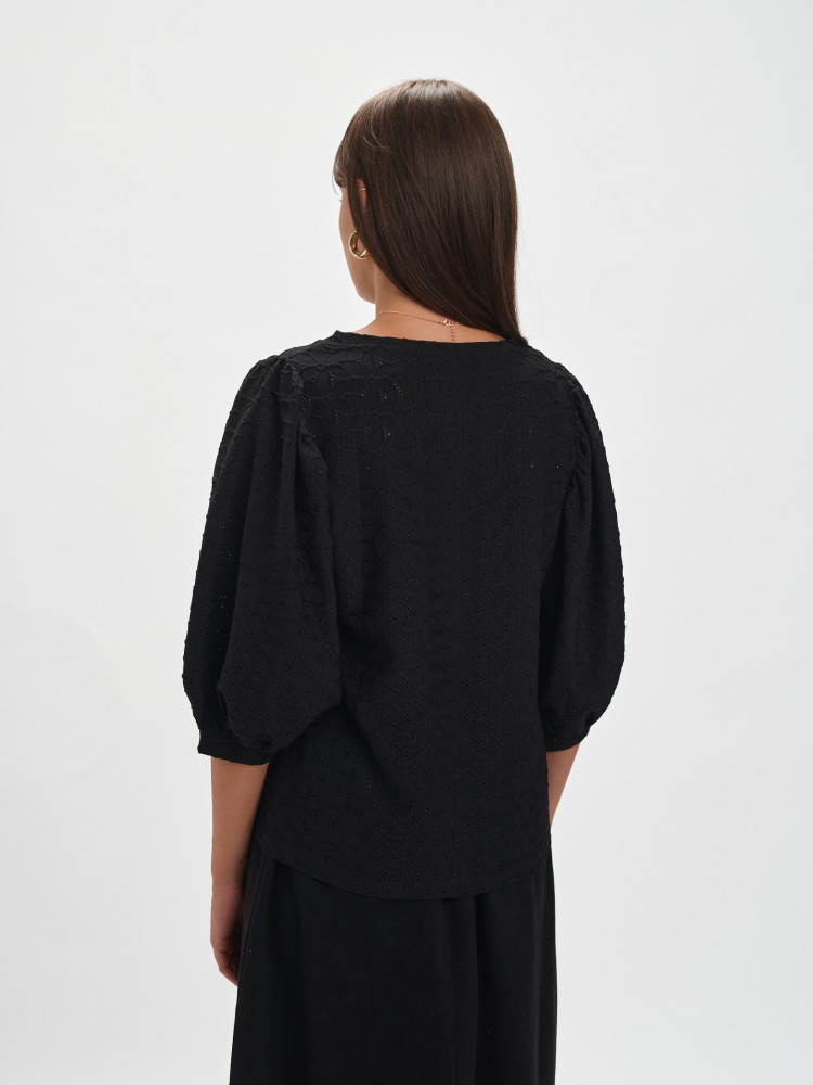 Czarna bluzka z bufiastym rękawem 