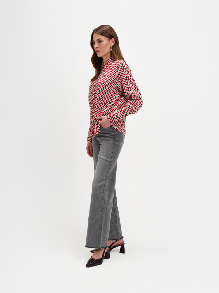 Koszula z czerwonym geometrycznym wzorem 