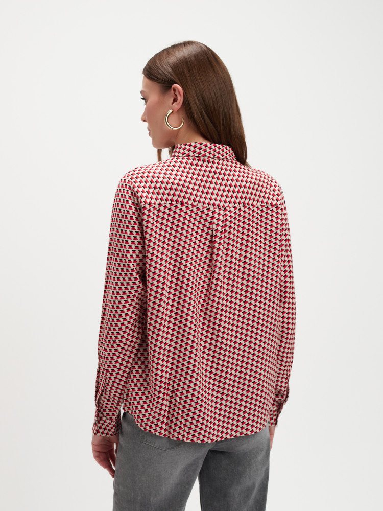 Koszula z czerwonym geometrycznym wzorem 