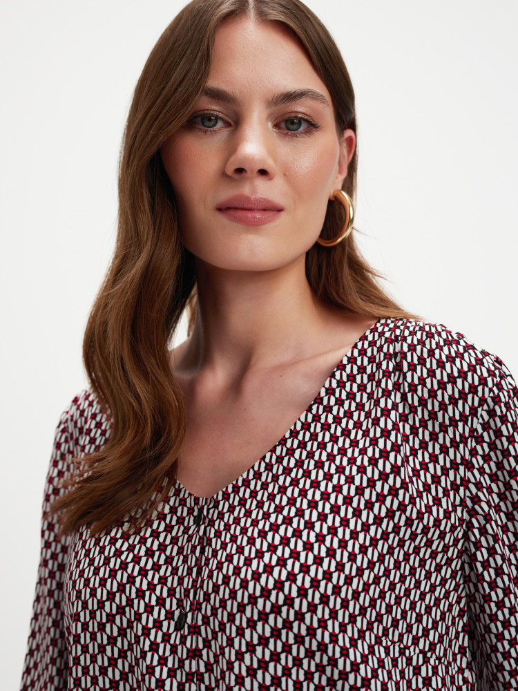 Printowana bluzka z dekoltem w serek 